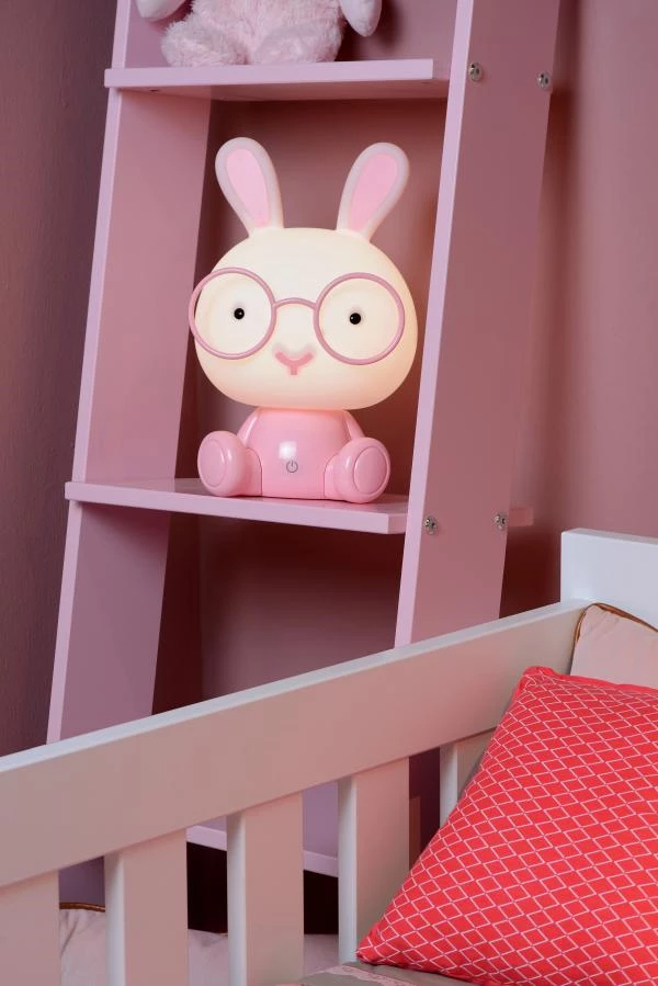 Lucide DODO RABBIT - Lampe de table Chambres d'enfant - LED 3 StepDim - 1x3W 4000K - Rose - ambiance 1